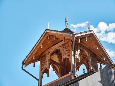 Tarihi bir ahşap evin oyulmuş kulesi.