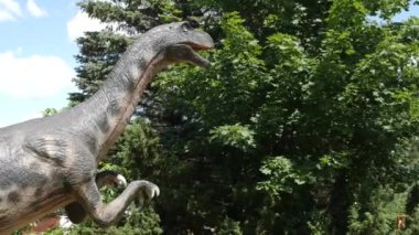 Vahşi doğada plateosaurus dinozor modeli. Tarih öncesi bir hayvan türü..