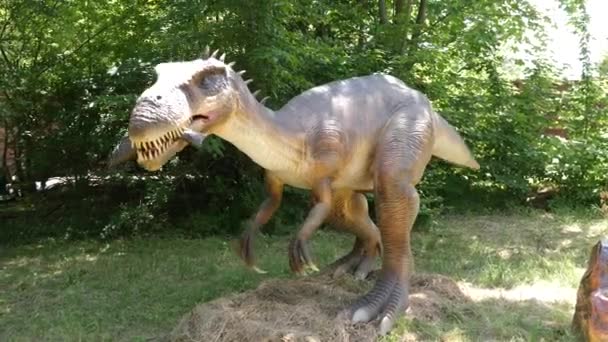 Baryonyx恐龙模型在野外 史前动物的一种 — 图库视频影像