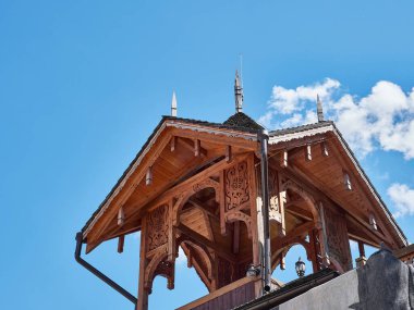 Tarihi bir ahşap evin oyulmuş kulesi..