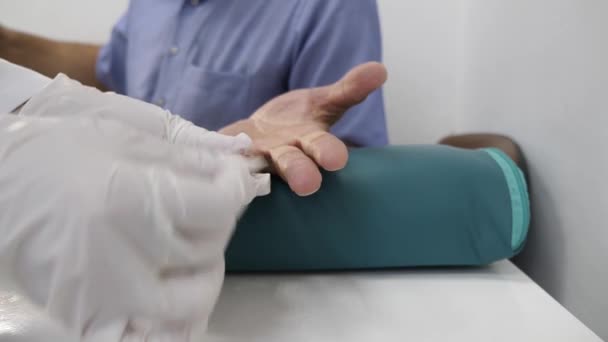 Der Arzt Durchbohrt Den Finger Blut Sammeln Den Zuckergehalt Körper — Stockvideo