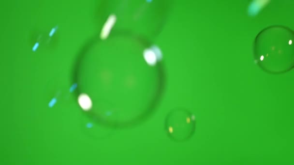 Мыльные Пузыри Разных Размеров Разных Направлениях Летают Зеленом Фоне — стоковое видео