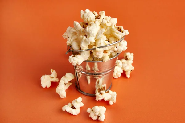 Małe Wiadro Wypełnione Popcornem Pomarańczowym Tle — Zdjęcie stockowe