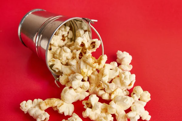 Liten Hink Fylld Med Popcorn Röd Bakgrund — Stockfoto
