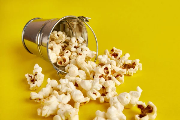 Liten Hink Fylld Med Popcorn Gul Bakgrund — Stockfoto