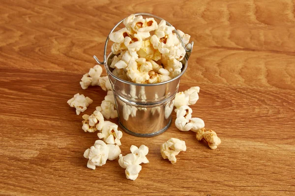 Liten Hink Fylld Med Popcorn Trä Bakgrund — Stockfoto