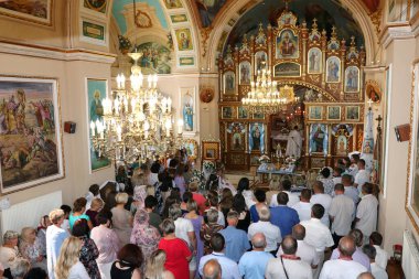Kilise ayini sırasında kilisedeki insanlar..