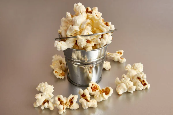 Liten Hink Fylld Med Popcorn Grå Bakgrund — Stockfoto