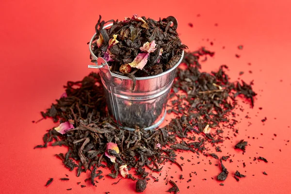 Opakowanie Papierowe Herbatą Owocową Czerwonym Tle — Zdjęcie stockowe