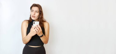 Güzel bir kız akıllı telefonunda gördüğü haberi düşündü..