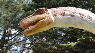 Vahşi doğada platesaurus dinozor modeli. Tarih öncesi bir hayvan türü..