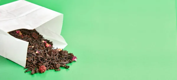Paper Packaging Fruit Tea Green Background — Zdjęcie stockowe