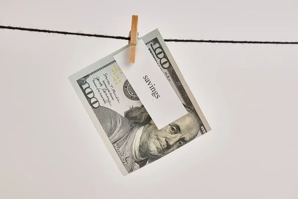 100 Долларовая Купюра Словами Экономика Висит Веревке — стоковое фото