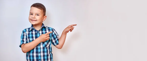 Niño Guapo Señalando Con Los Dedos Posible Inscripción Fondo —  Fotos de Stock