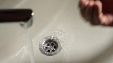 Ellerini lavaboda yıkıyorlar, kanalizasyon borusu tıkanmış..