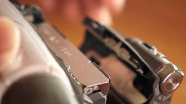 Bir MiniDV kaseti video kameraya yüklendi.