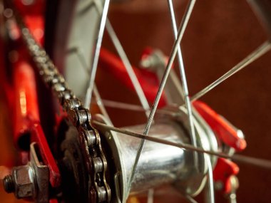 Bisiklet zincirini yağla yağla. Bisiklet bakımı ve bakımı.