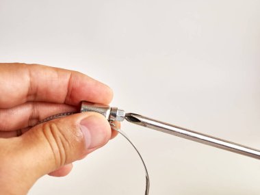 Yuvarlak yakadaki vida tornavidayla sıkılaştırılmış. Fastening aygıtı.