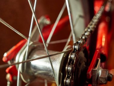 Bisiklet zincirini yağla yağla. Bisiklet bakımı ve bakımı.