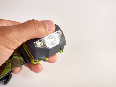 Beyaz arka planda pilleri olan far..