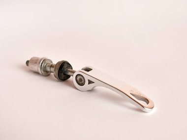 Beyaz arkaplanda alüminyum bisiklet kıskacı.