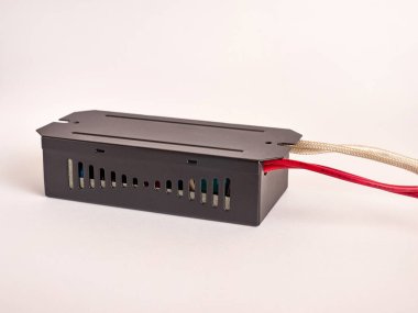 Beyaz arkaplanda elektronik trafo var..