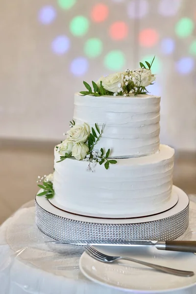 Beautiful Wedding Cake Decorated Fresh Roses Wedding Celebration — Stok fotoğraf