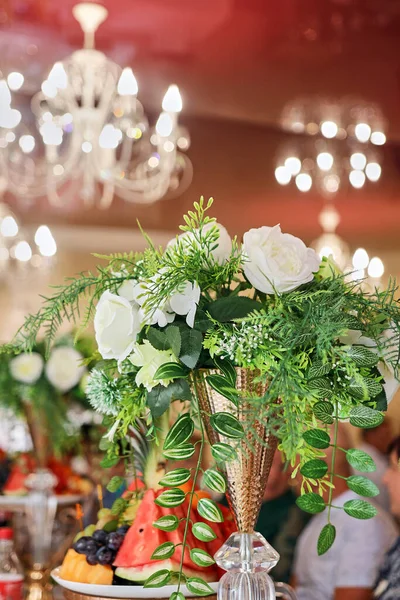 Decorating Festive Table Vase Roses Wedding Hall Decor — Stok fotoğraf