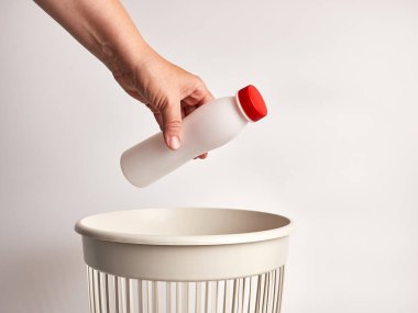 Boş bir plastik şişe çöp sahasına atılıyor. Çöp öğütme ve geri dönüşüm için.
