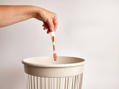 Diş fırçası atılacak ve geri dönüşüm için atılıyor.