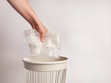 Plastik poşet geri dönüşüm ve imha için kullanılıyor.