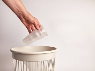 Plastik cam geri dönüşüm ve atılma için atık sahalarına atılıyor.