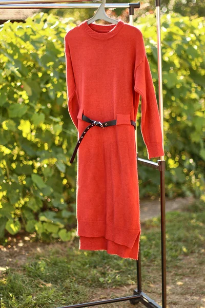 Κομψό Μοντέρνο Καλοκαιρινό Φόρεμα Κρεμάστρα — Φωτογραφία Αρχείου