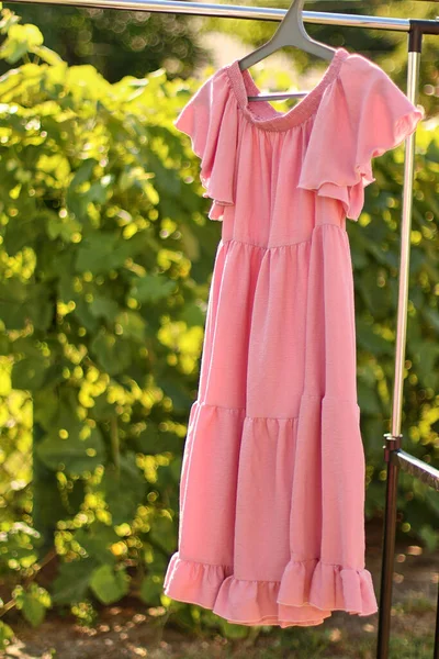 Κομψό Μοντέρνο Καλοκαιρινό Φόρεμα Κρεμάστρα — Φωτογραφία Αρχείου