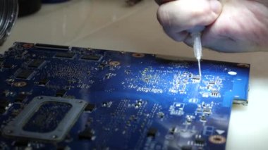 When repairing the motherboard, the chip is unsoldered. Repair and maintenance of computers.