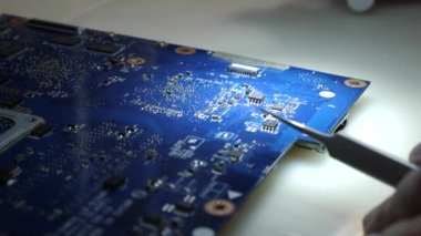 When repairing the motherboard, the chip is unsoldered. Repair and maintenance of computers.
