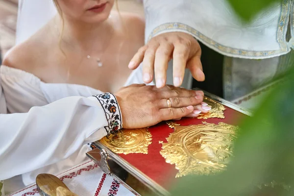 Church Wedding Bride Groom Put Hands Gospel — Stockfoto