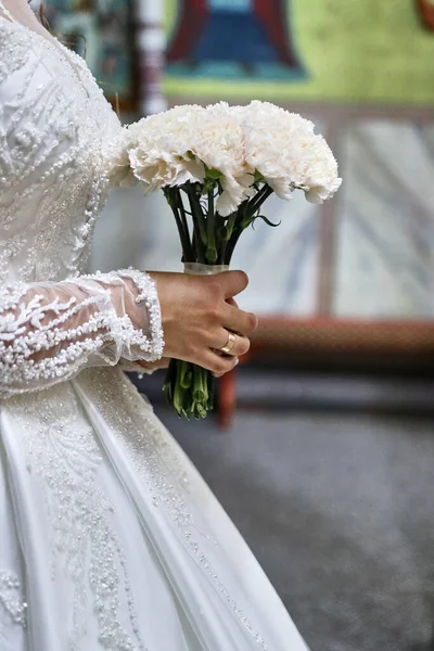 Bride Holds Beautiful Bouquet Flowers Her Hands Wedding — Stok fotoğraf