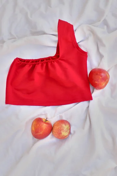 Red Shirt White Background Apples — Stok fotoğraf