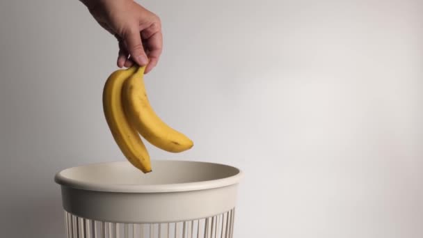Ληγμένες Μπανάνες Πετάχτηκαν Στα Σκουπίδια Για Απόρριψη Και Ανακύκλωση — Αρχείο Βίντεο
