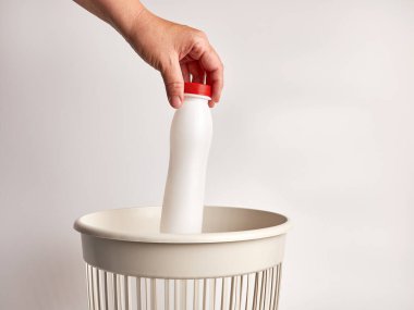 Boş bir plastik şişe çöp sahasına atılıyor. Çöp öğütme ve geri dönüşüm için.