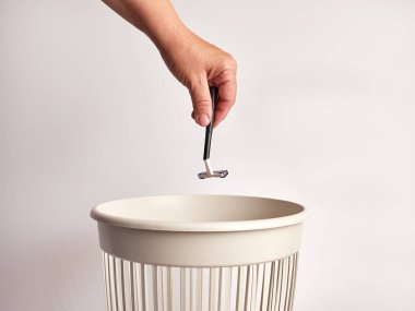 Tıraş makinesi geri dönüştürülüp imha edilmeli.