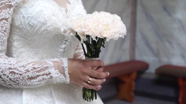 Wedding Ceremony Bride Holds Beautiful Bouquet White Flowers Her Hands — Vídeo de stock