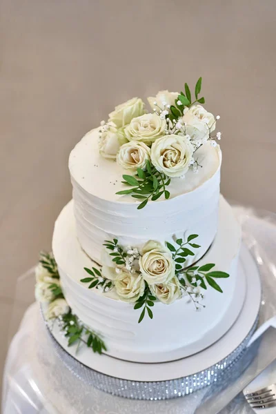 Beautiful Wea Beautiful Wedding Cake Decorated Fresh Roses Wedding Celebration — Foto de Stock