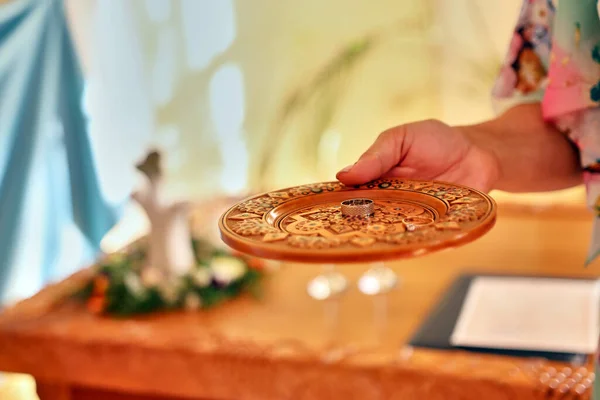 Wedding Rings Carved Wooden Plate — 스톡 사진