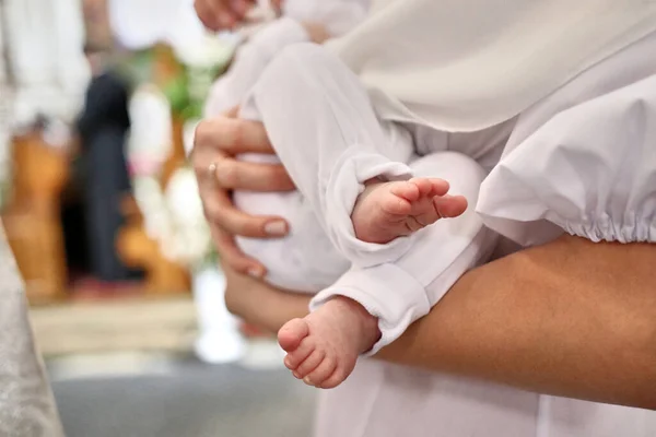 教会で洗礼を受けた新生児の足 洗礼と聖別式 — ストック写真