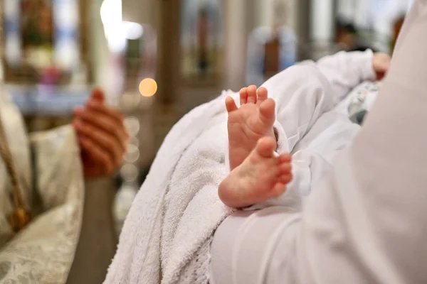 Egy Újszülött Lábai Keresztelés Közben Templomban Keresztelési Felkenési Szertartás — Stock Fotó
