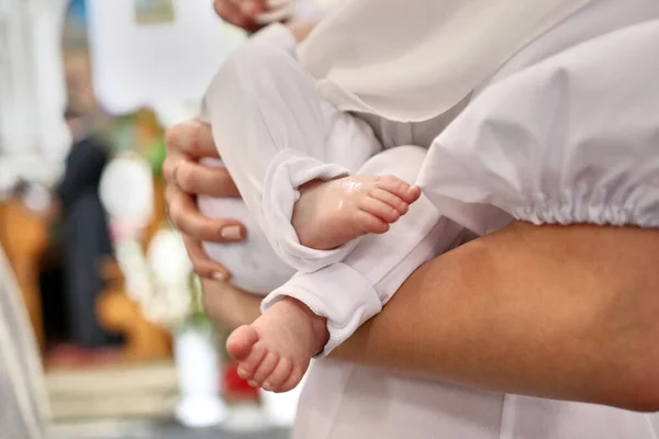 教会で洗礼を受けた新生児の足 洗礼と聖別式 — ストック写真