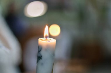 Yakıcı dekoratif mum. Dini bayramın özellikleri.