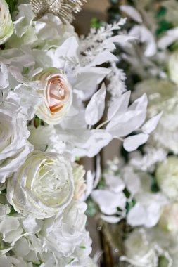Yapay beyaz güllerle dekorasyon.
